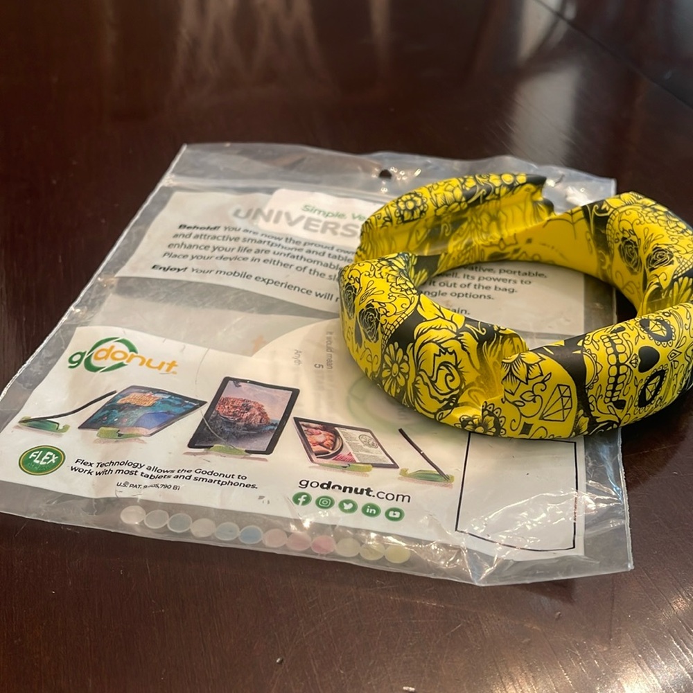 GoDonut Phone Tablet Stand Desk – iPad, iPhone, Kindle & Most Smartphones